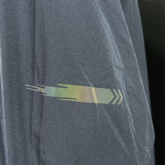 ALETEO WANG UPF 50+ moisture wicking,zip up,hip zip pockets,stretch,soft, light - Picture 6 of 12